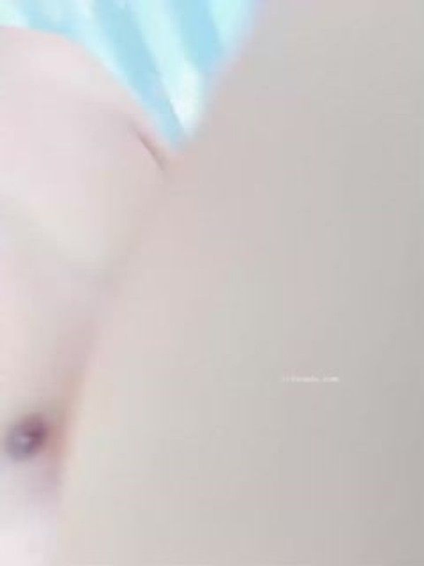 一群淫魔乱交爆操精神小妹封面图