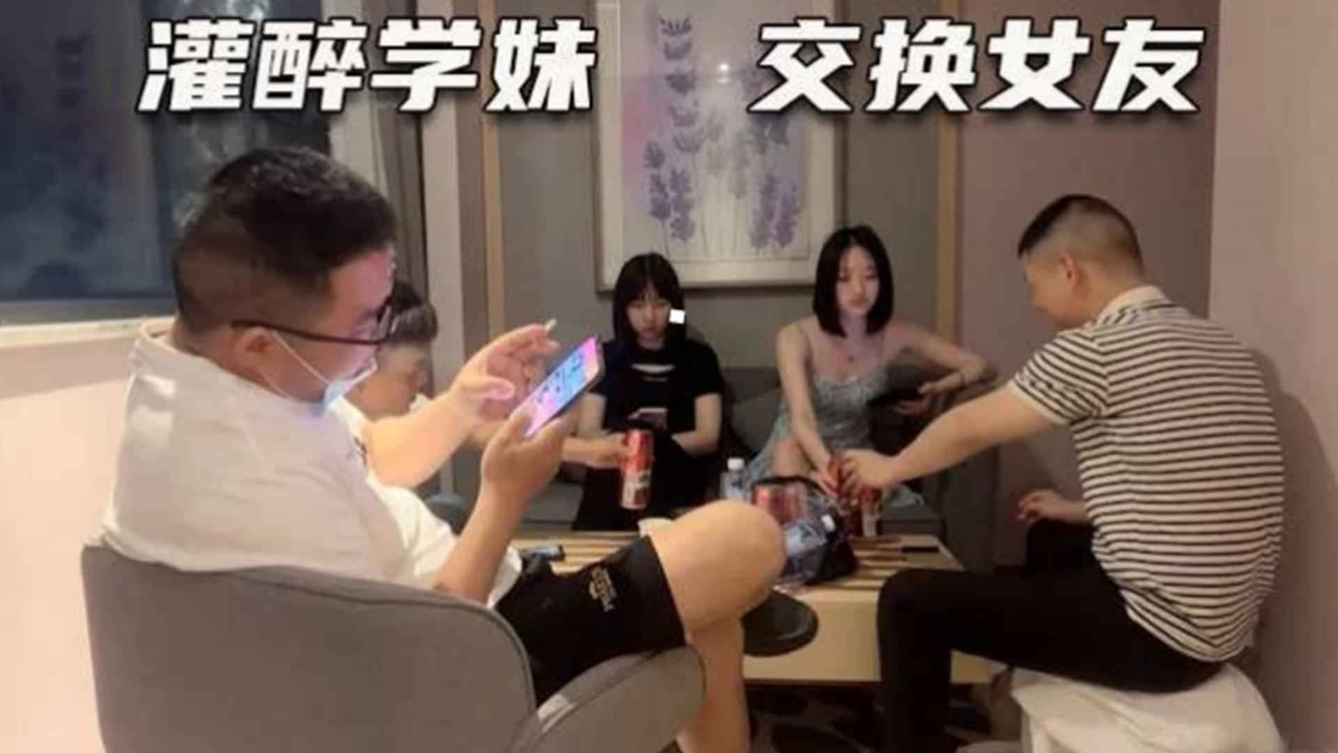 交换短发冷库女友，看她在别人大鸡巴下极致反差贱样封面图